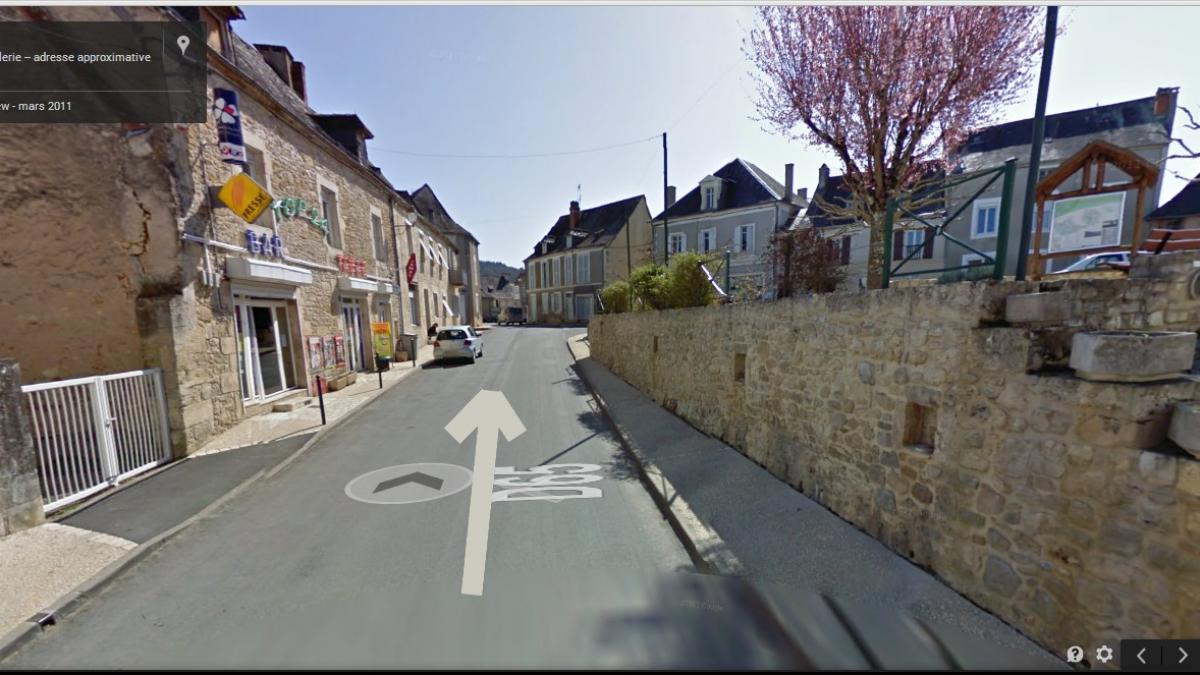 En arrivant dans le village